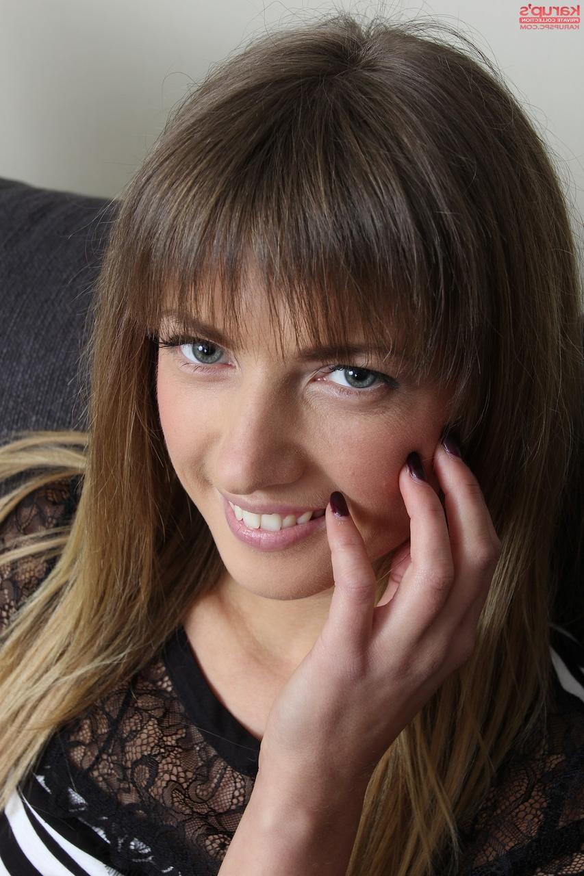 17P A amadora Olivia Bloom em meias pretas mostra peitos pequenos e espalha buceta rosa