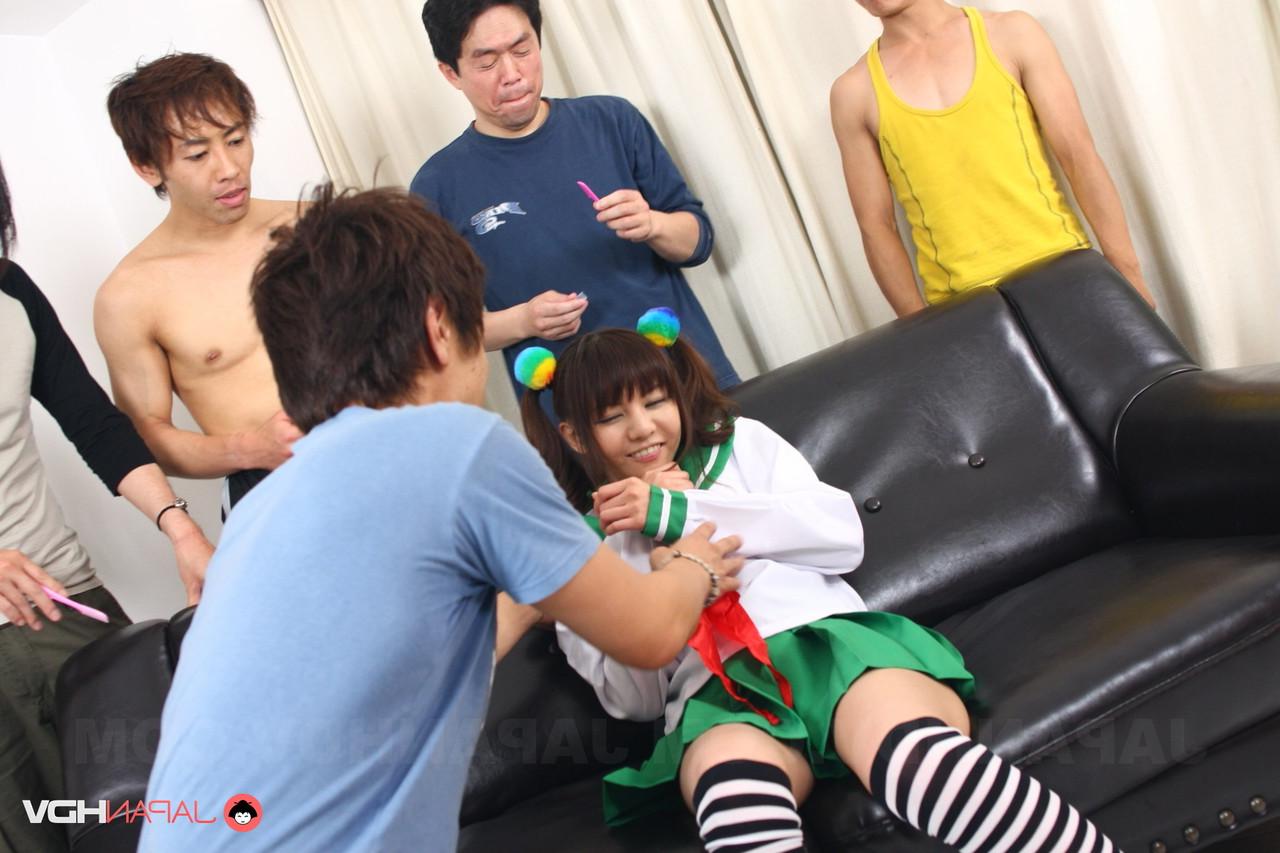 20P Hikaru Aoyama, petite jeune asiatique, se rase la chatte devant des mecs.