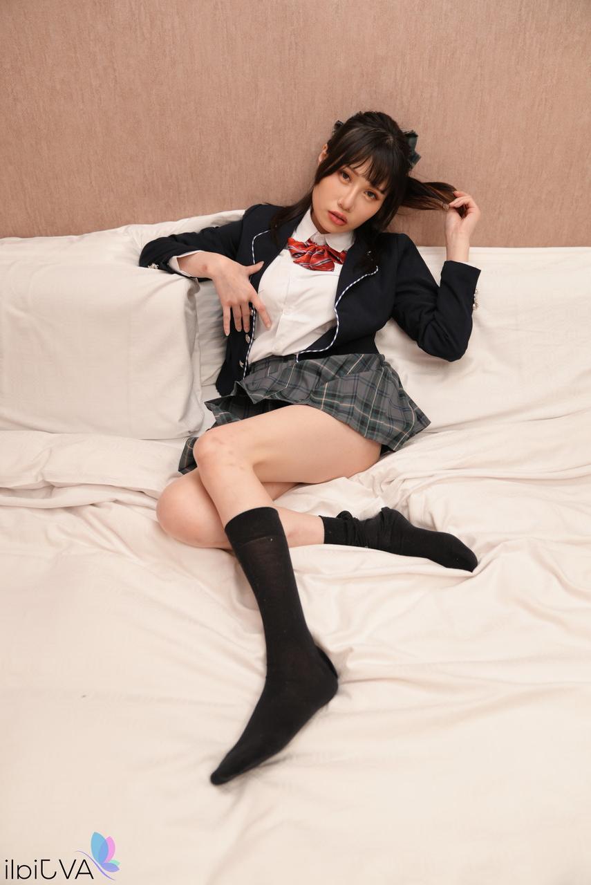20P Adolescente morena com lindos peitos grandes Xiao Ye Ye é amarrada antes de chupar um pau