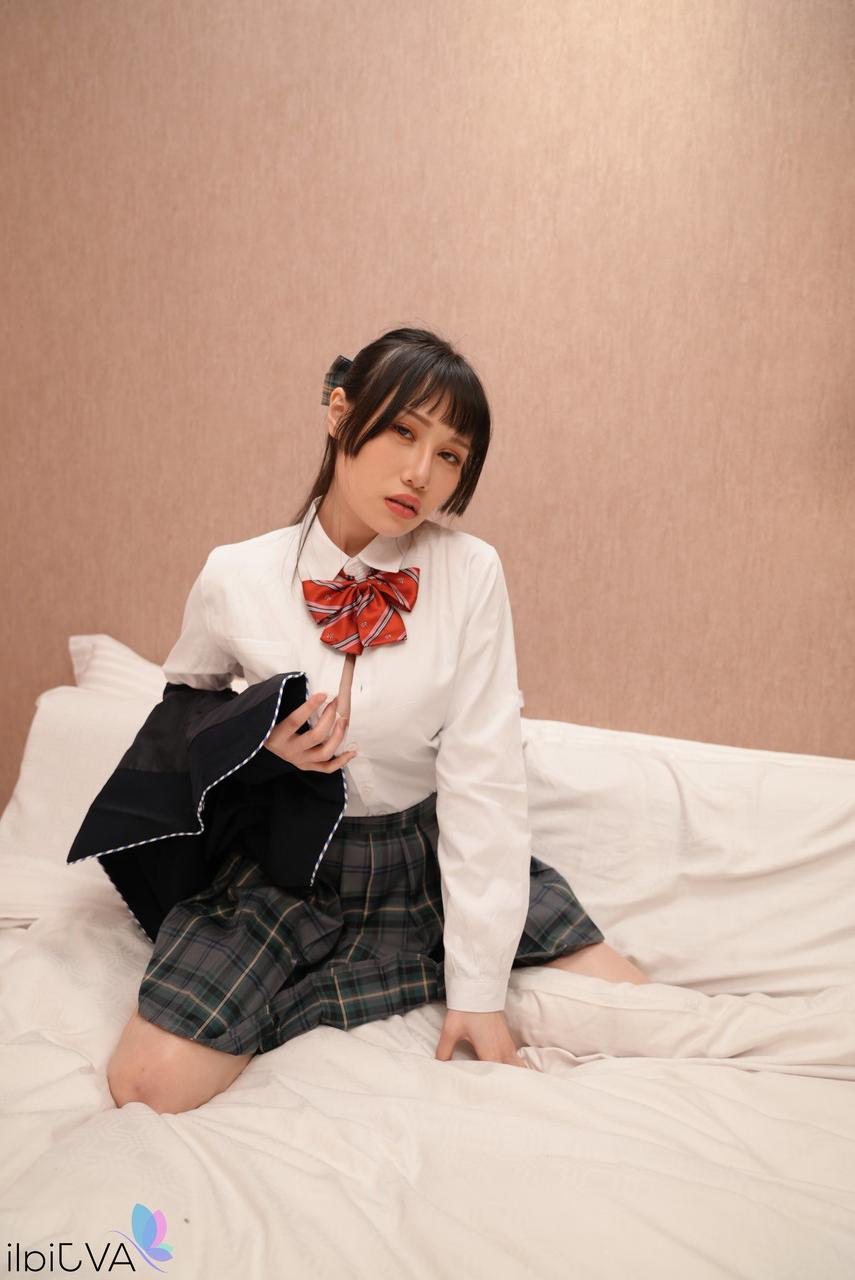 20P Adolescente morena com lindos peitos grandes Xiao Ye Ye é amarrada antes de chupar um pau
