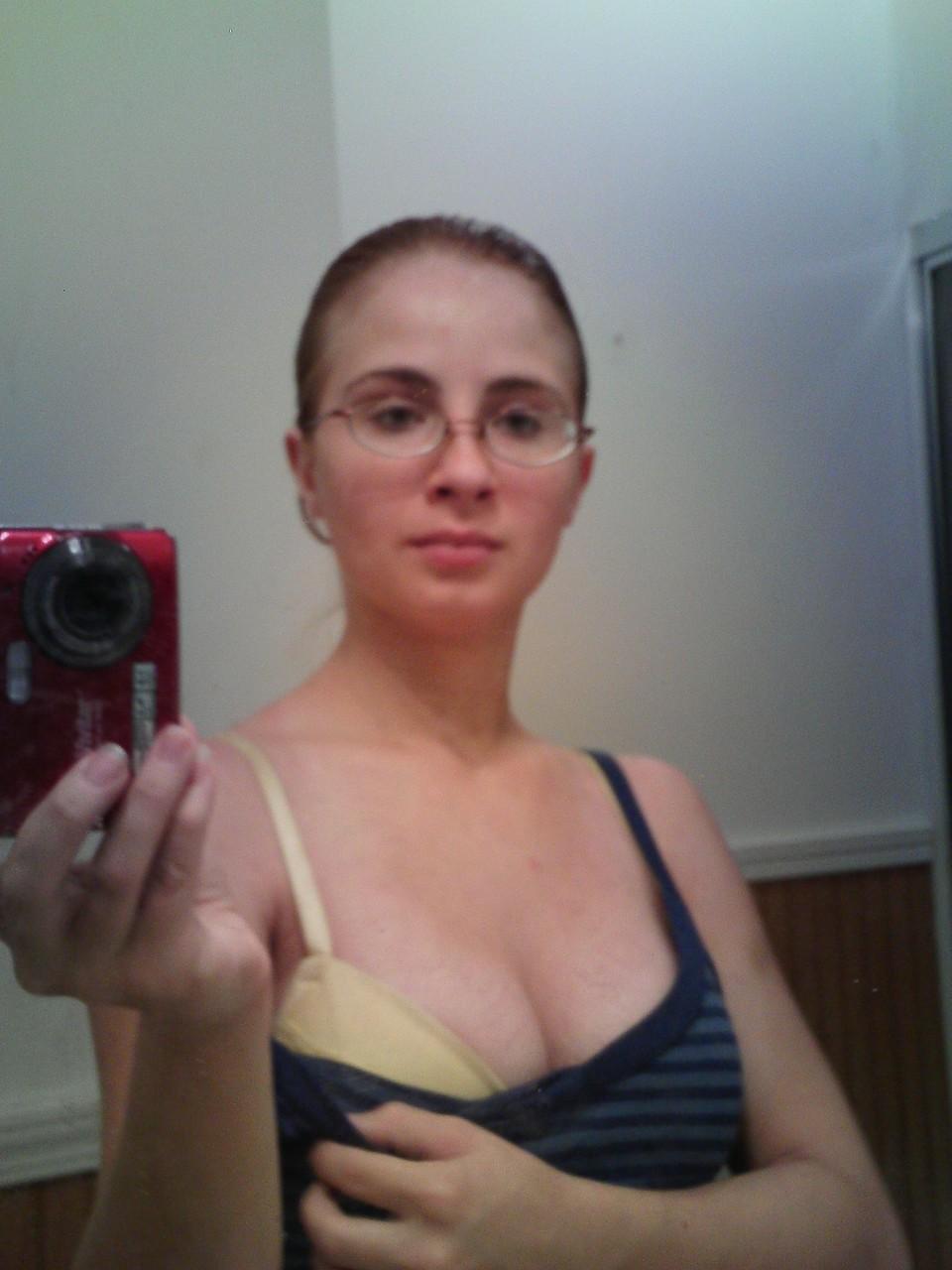 20P A adolescente nerd Hannah tira selfies de seus peitos grandes naturais no espelho
