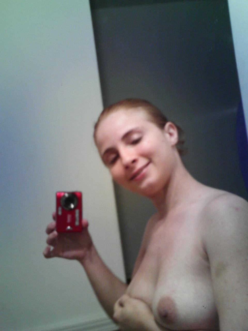 20P A adolescente nerd Hannah tira selfies de seus peitos grandes naturais no espelho