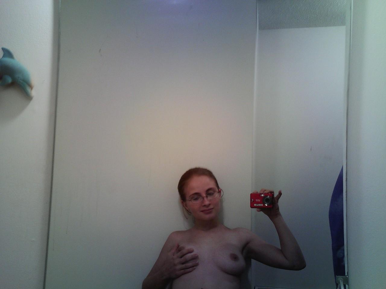 20P A adolescente nerd Hannah tira selfies de seus peitos grandes naturais no espelho
