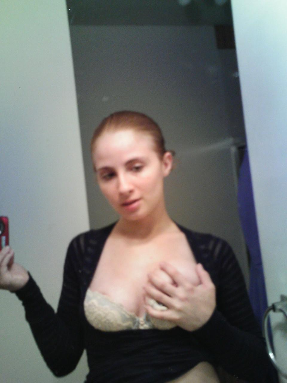 20P A adolescente nerd Hannah tira selfies de seus peitos grandes naturais no espelho