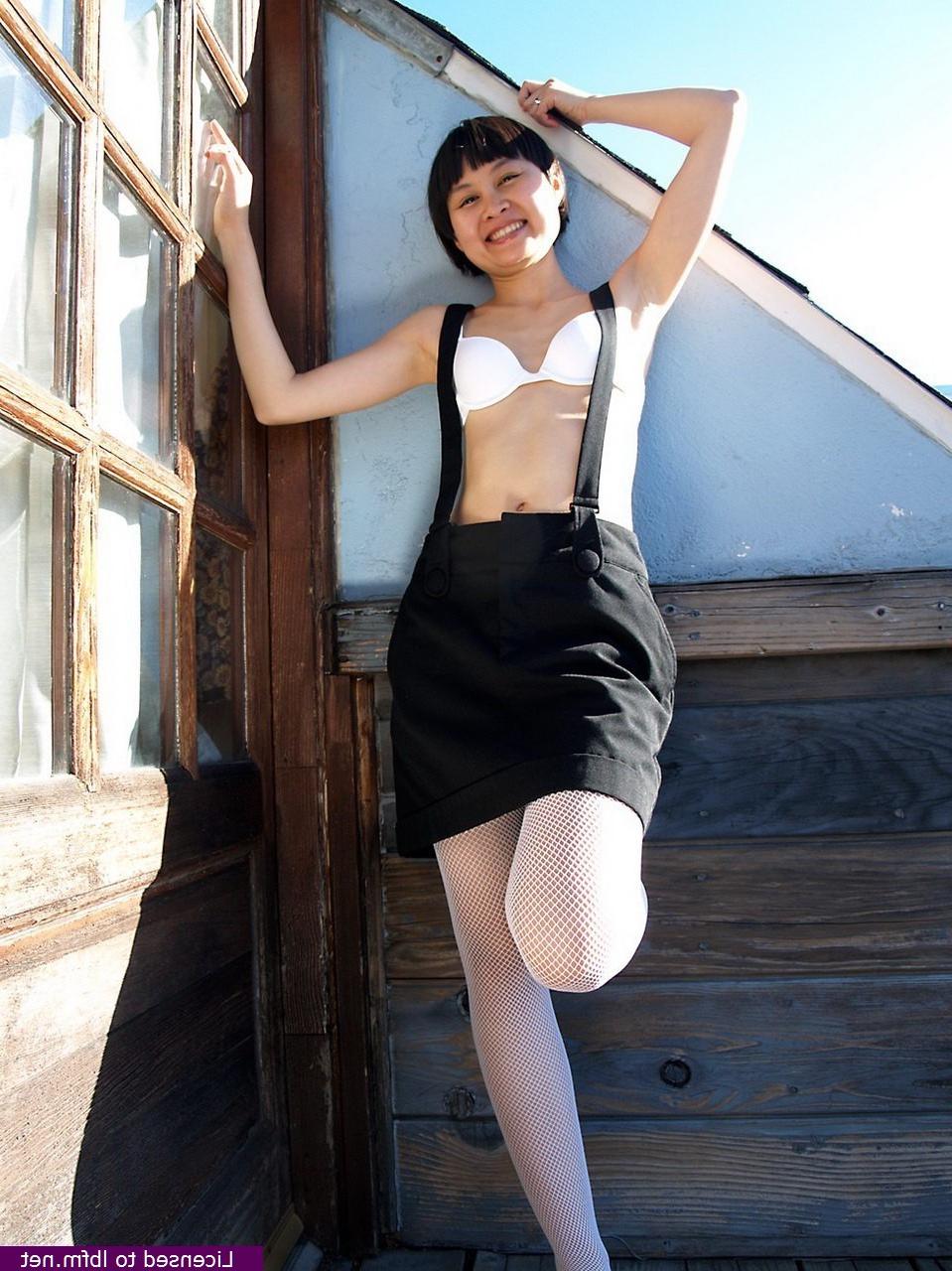 12P Petite Asian Angel passa batom enquanto mostra seus peitos e fendas adolescentes