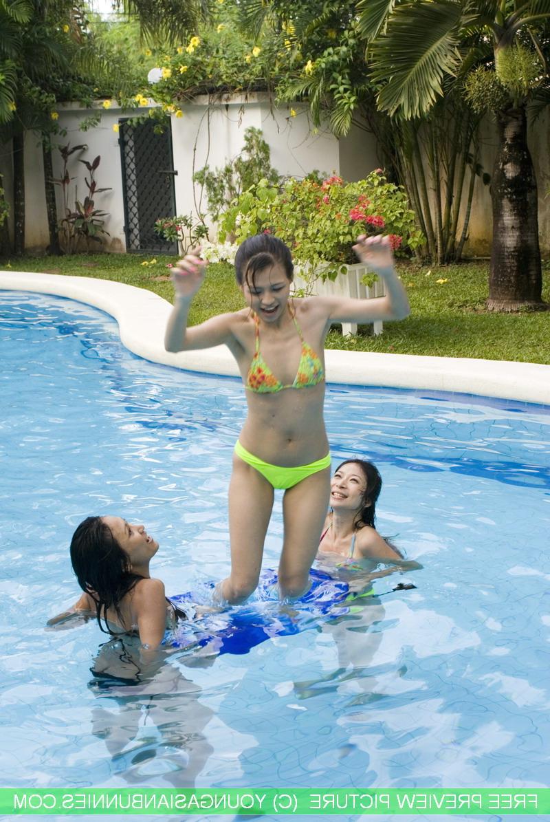 16P Jovem asiática tira o biquíni enquanto brinca na piscina