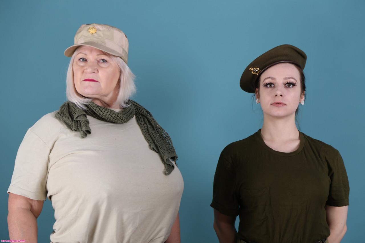 20P La grosse mamie Lacey Starr et la jeune soldat Candy Banks partagent une bite sur une table.