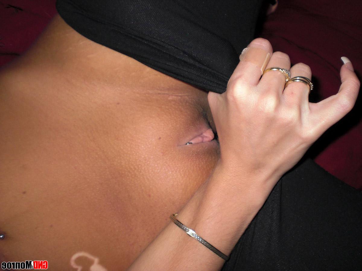 12P Adolescente loira suja tira fotos enquanto fica nua sozinha