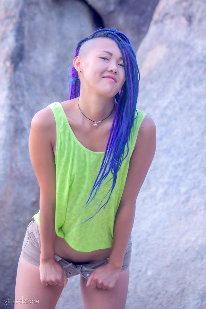 16P La joven asiática Sweet Julie se desnuda completamente en una playa de arena