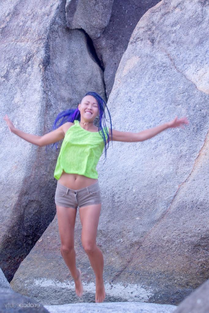 16P La joven asiática Sweet Julie se desnuda completamente en una playa de arena
