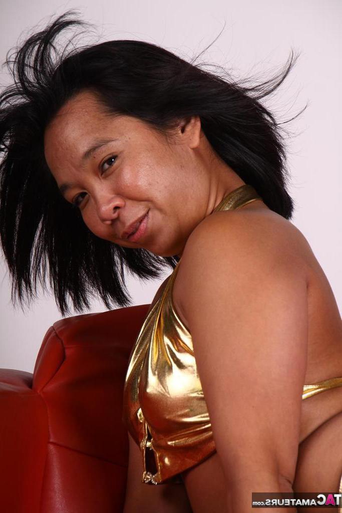 20P Asiática amateur juega con su cabello mientras modela un traje dorado