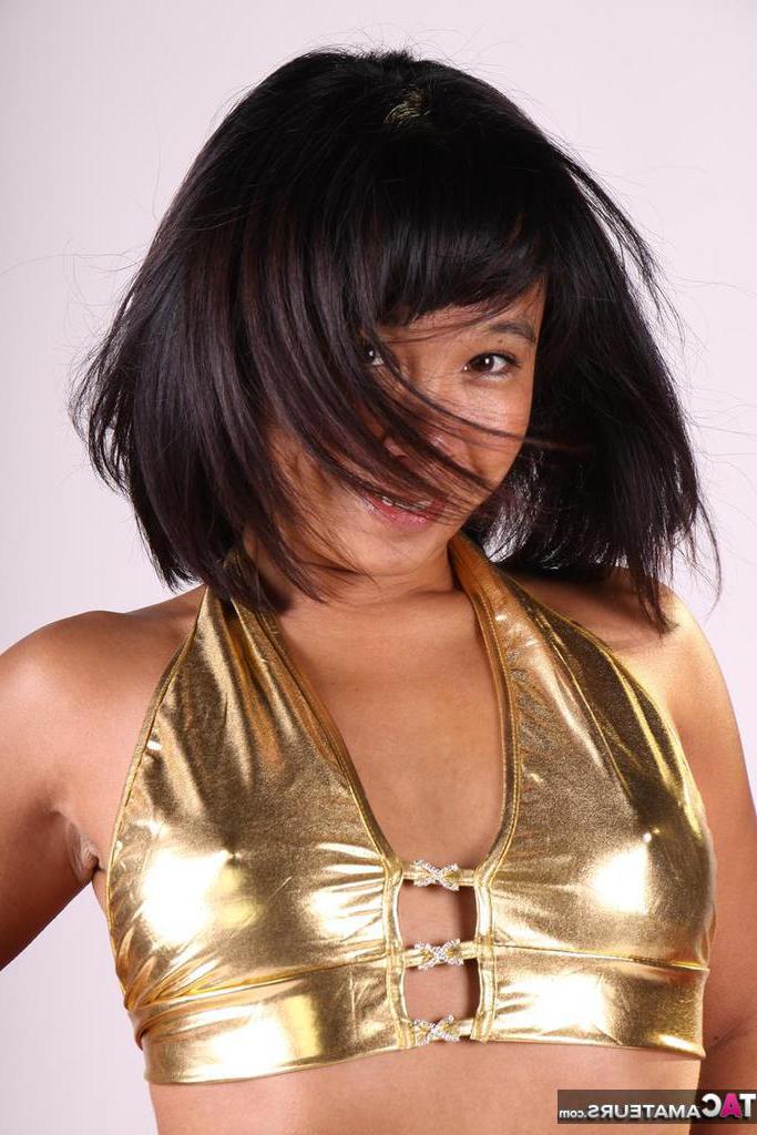 20P Asiática amateur juega con su cabello mientras modela un traje dorado