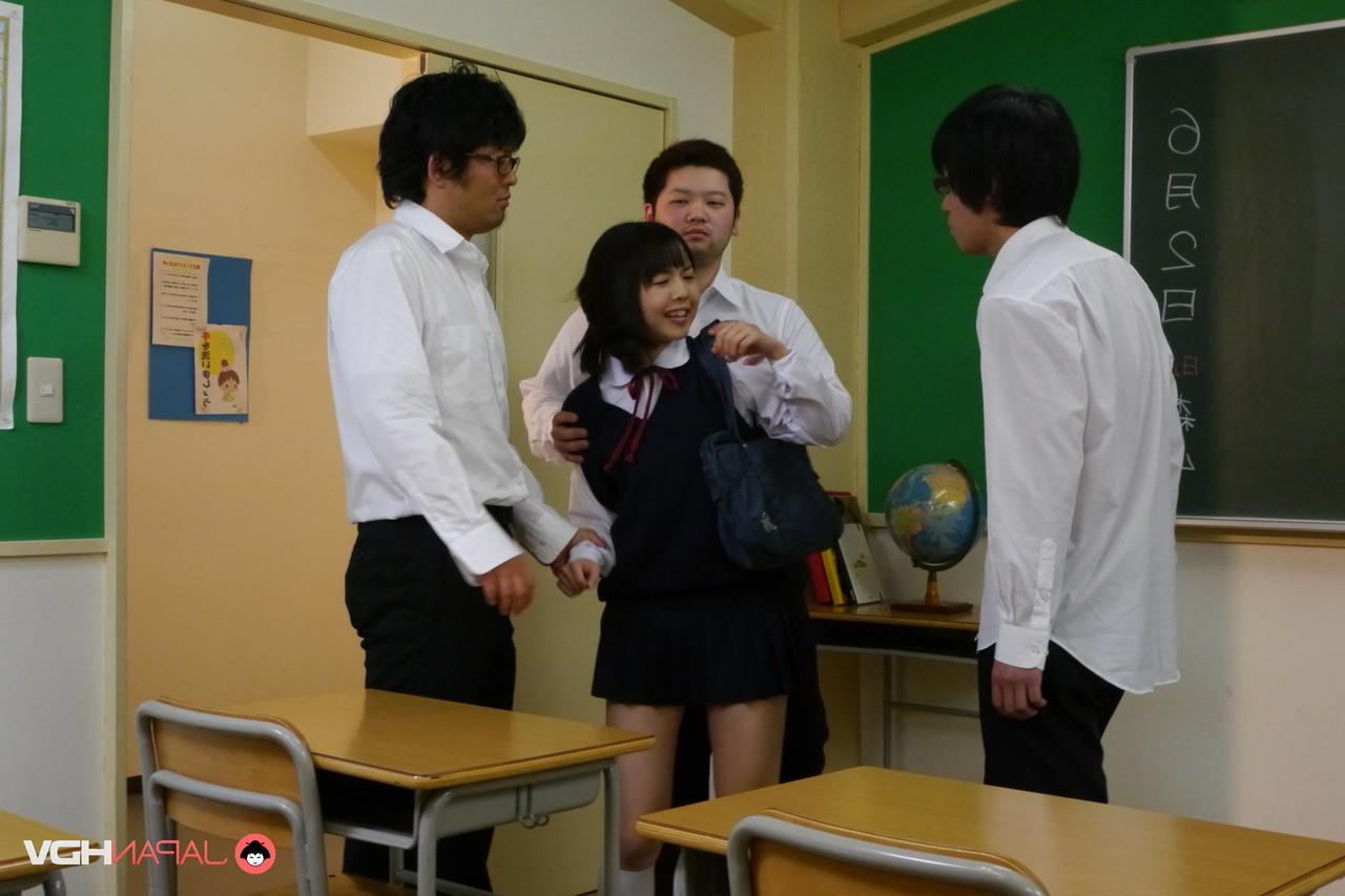 15P A estudante japonesa Tomoyo Isumi recebe gozadas faciais em uma sala de aula