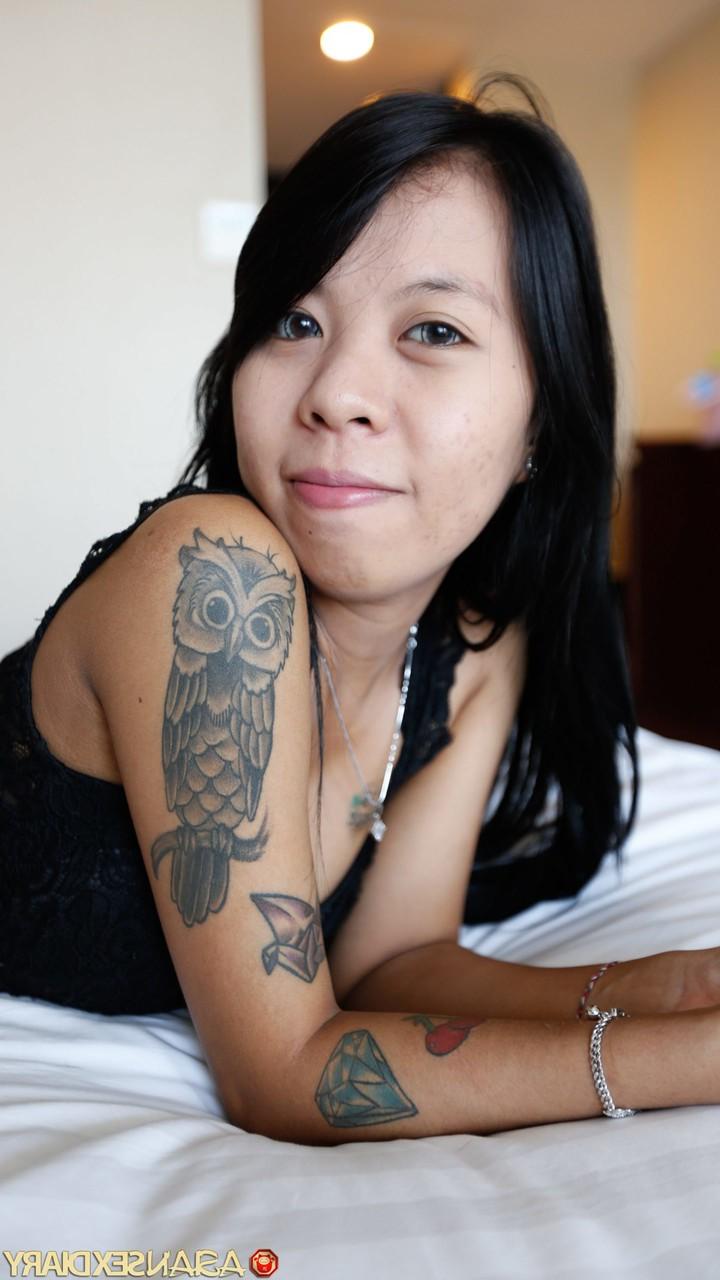 20P La asiática tatuada Aprilia termina un striptease sexy con sexo POV