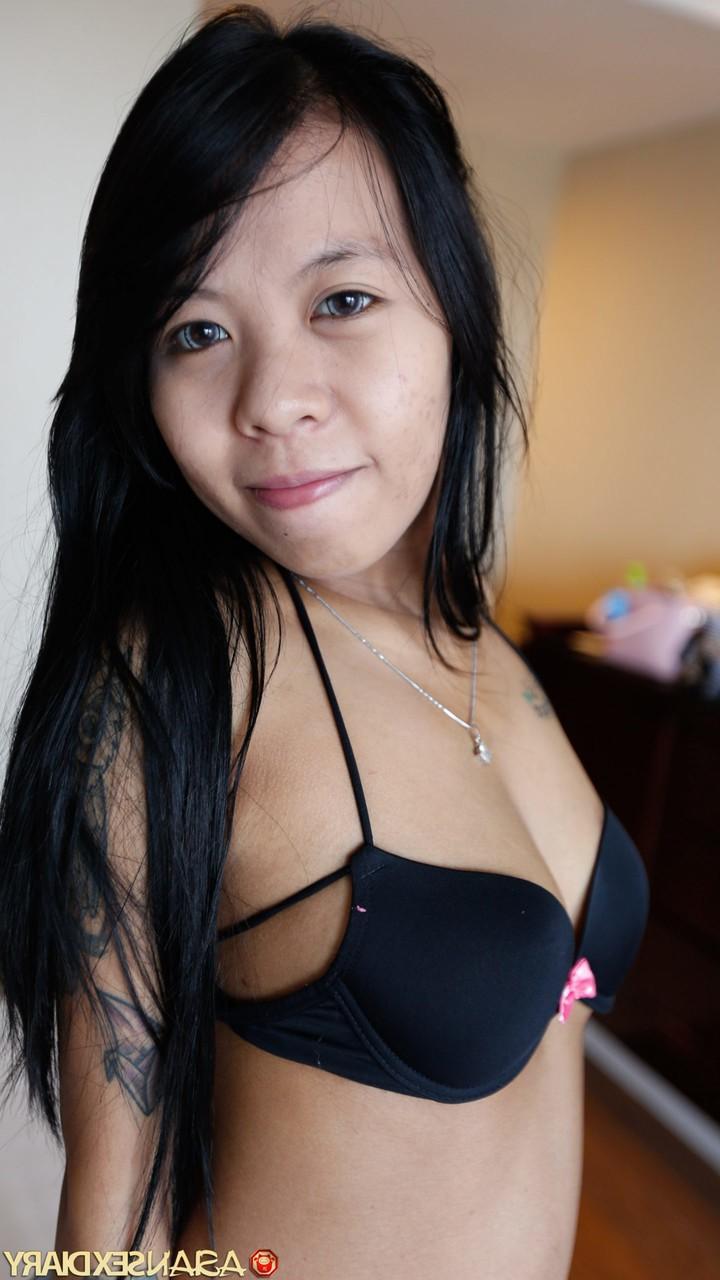 20P La asiática tatuada Aprilia termina un striptease sexy con sexo POV