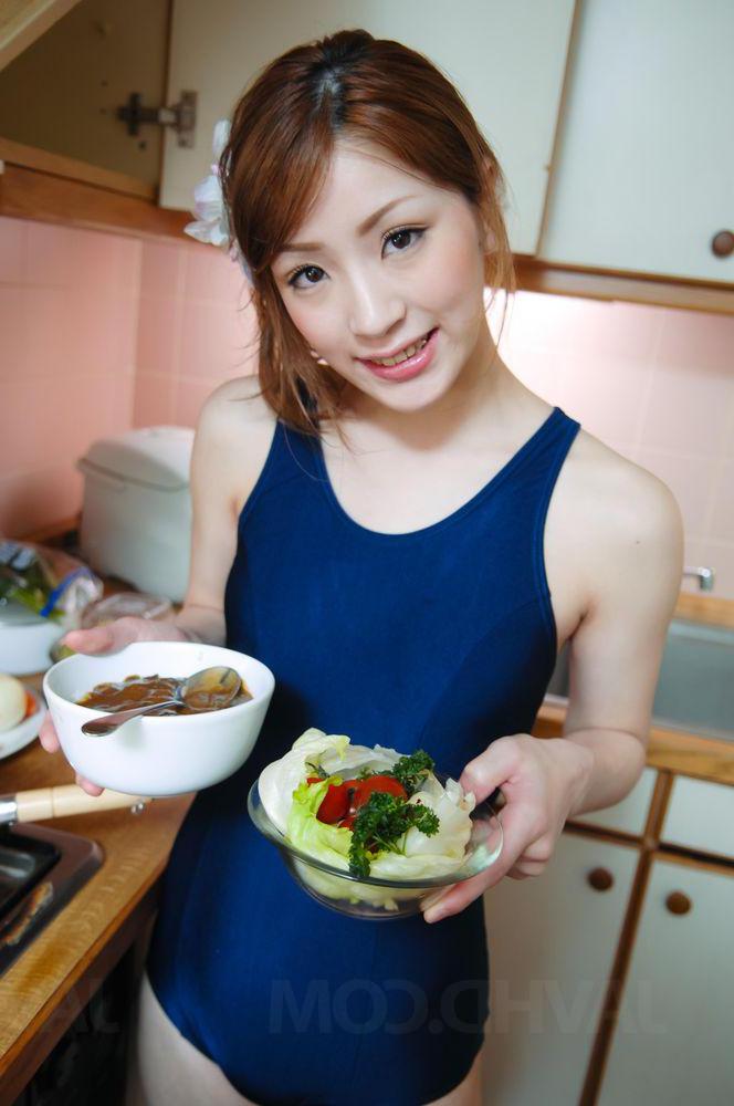 16P Pretty Japanese girl Yuu Mahiru has her man ejaculate on her salad
