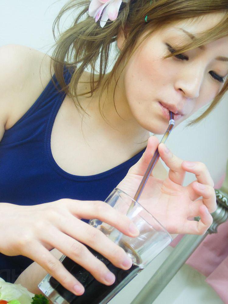 16P Pretty Japanese girl Yuu Mahiru has her man ejaculate on her salad