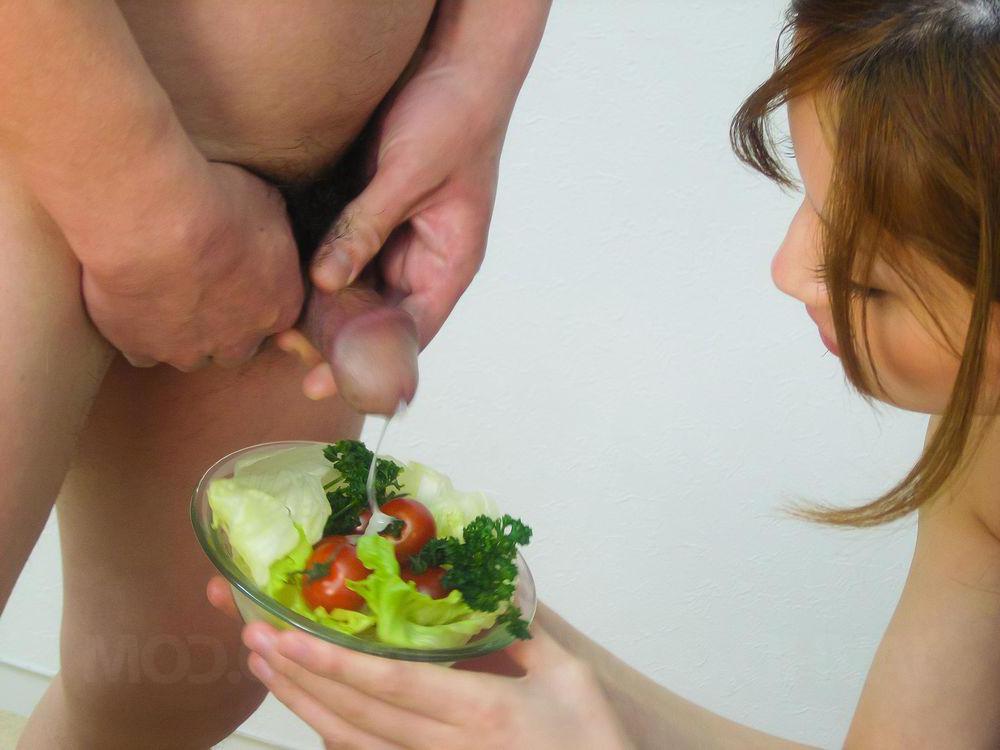 16P Pretty Japanese girl Yuu Mahiru has her man ejaculate on her salad