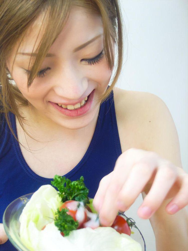 16P Pretty Japanese girl Yuu Mahiru has her man ejaculate on her salad