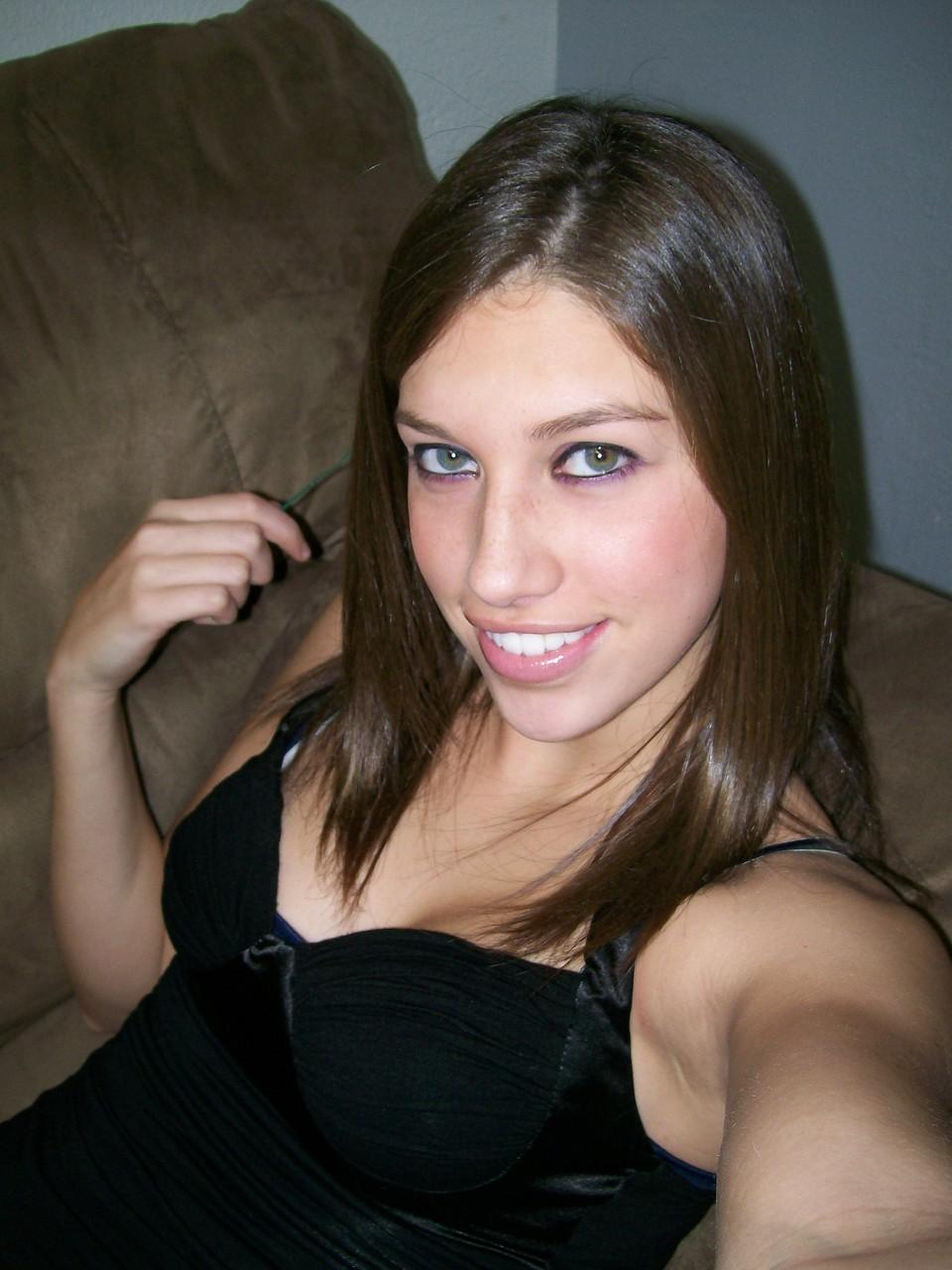 20P A adolescente morena de tirar o fôlego Adrianna posando sozinha e tirando selfies