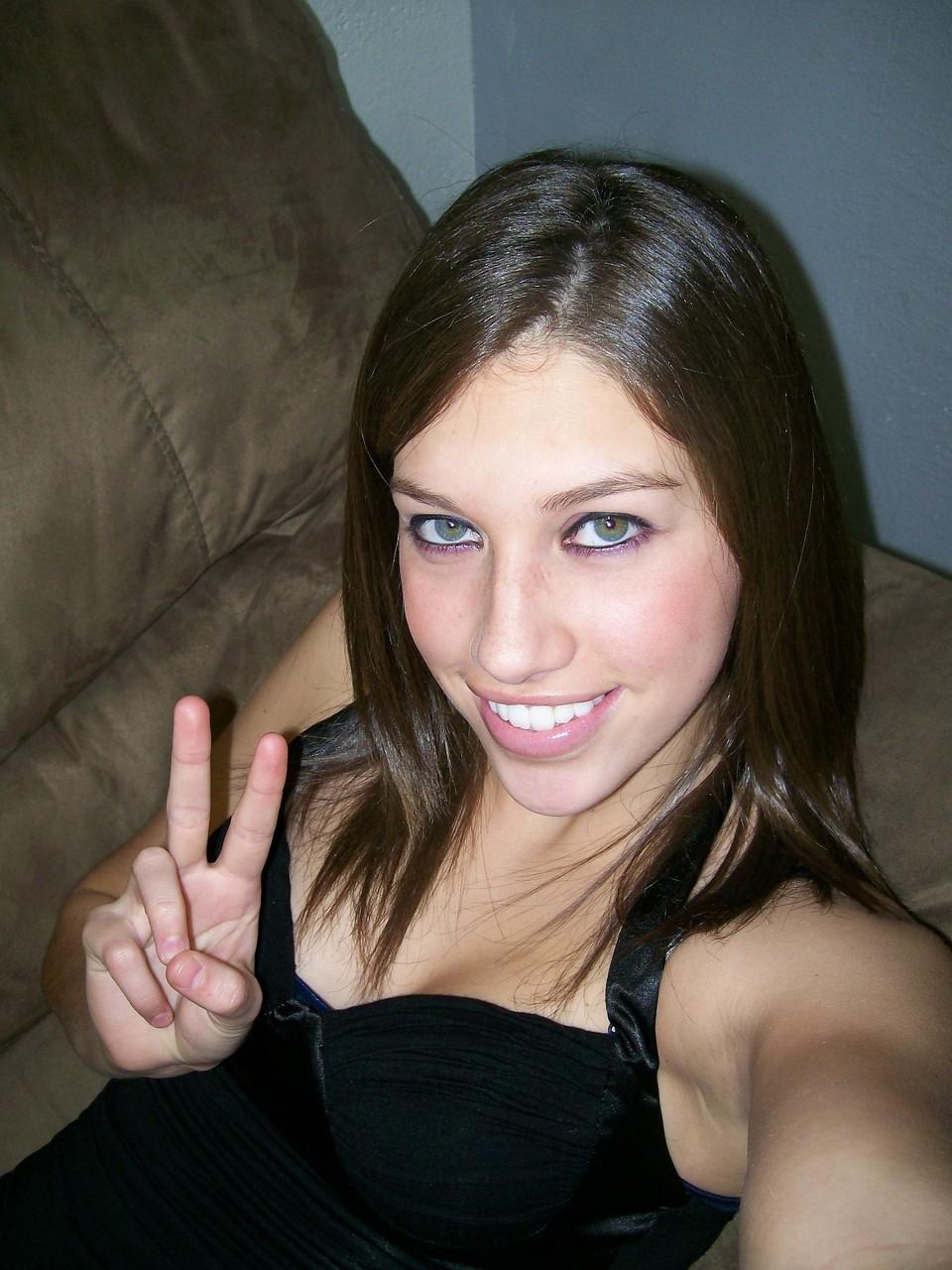 20P A adolescente morena de tirar o fôlego Adrianna posando sozinha e tirando selfies