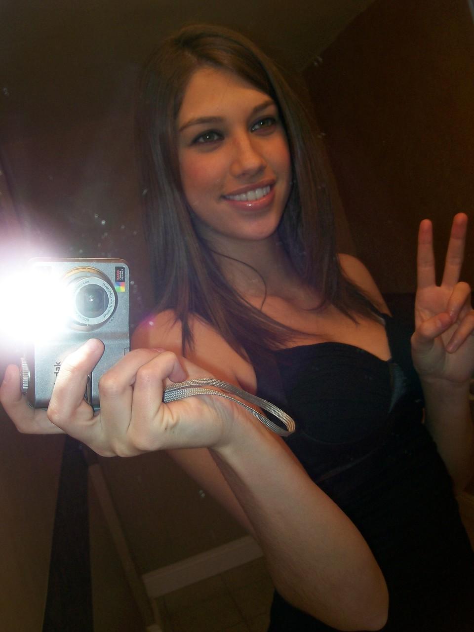 20P A adolescente morena de tirar o fôlego Adrianna posando sozinha e tirando selfies