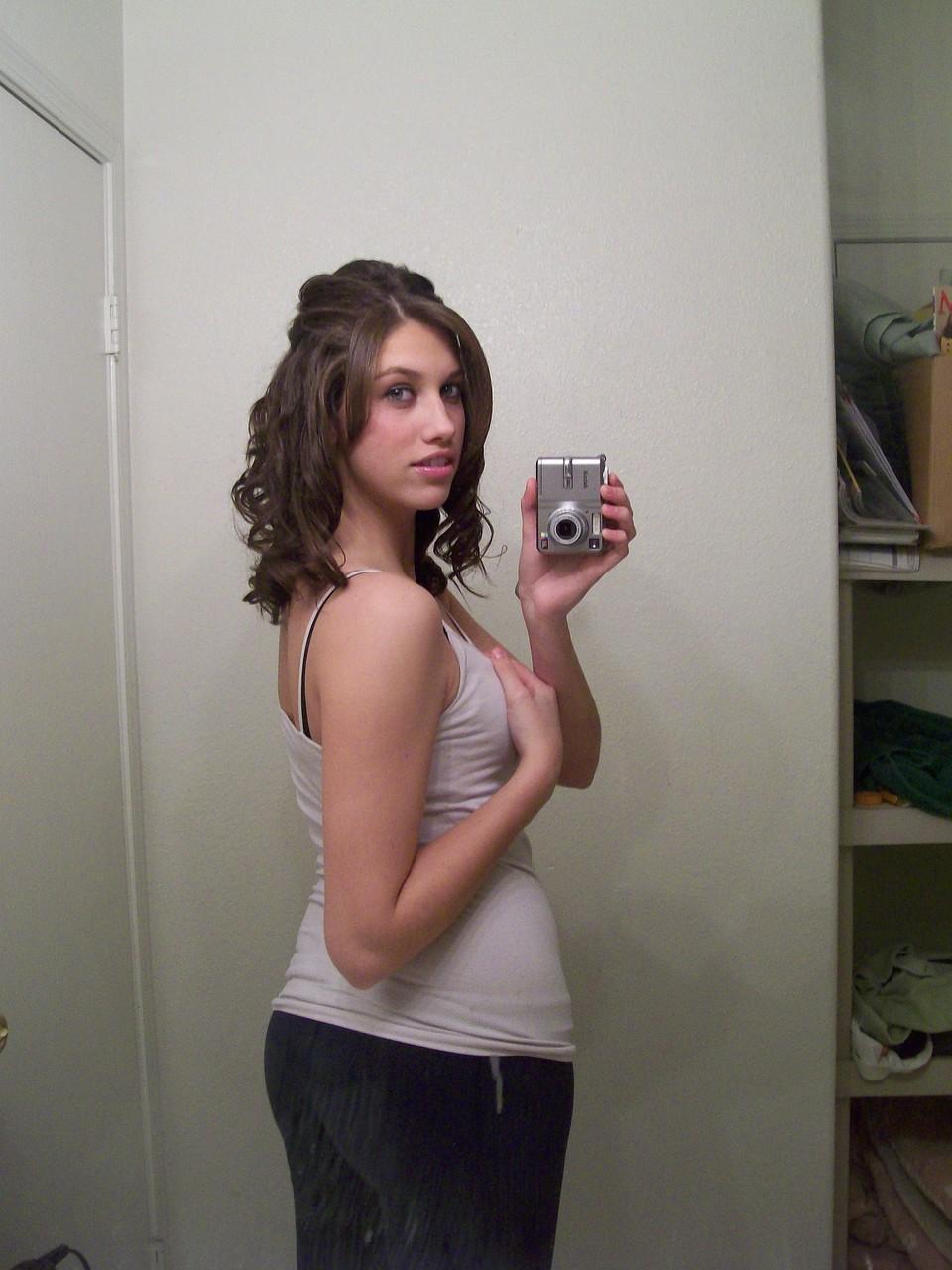 20P A adolescente morena de tirar o fôlego Adrianna posando sozinha e tirando selfies