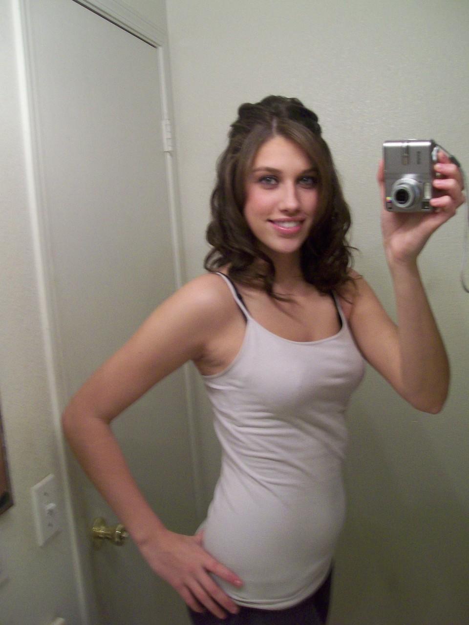 20P A adolescente morena de tirar o fôlego Adrianna posando sozinha e tirando selfies