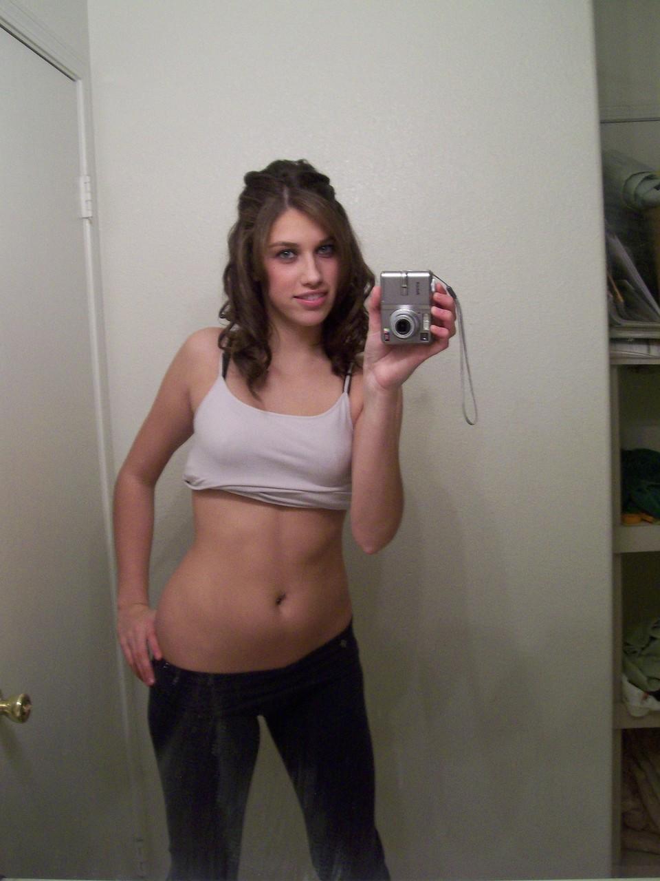 20P A adolescente morena de tirar o fôlego Adrianna posando sozinha e tirando selfies