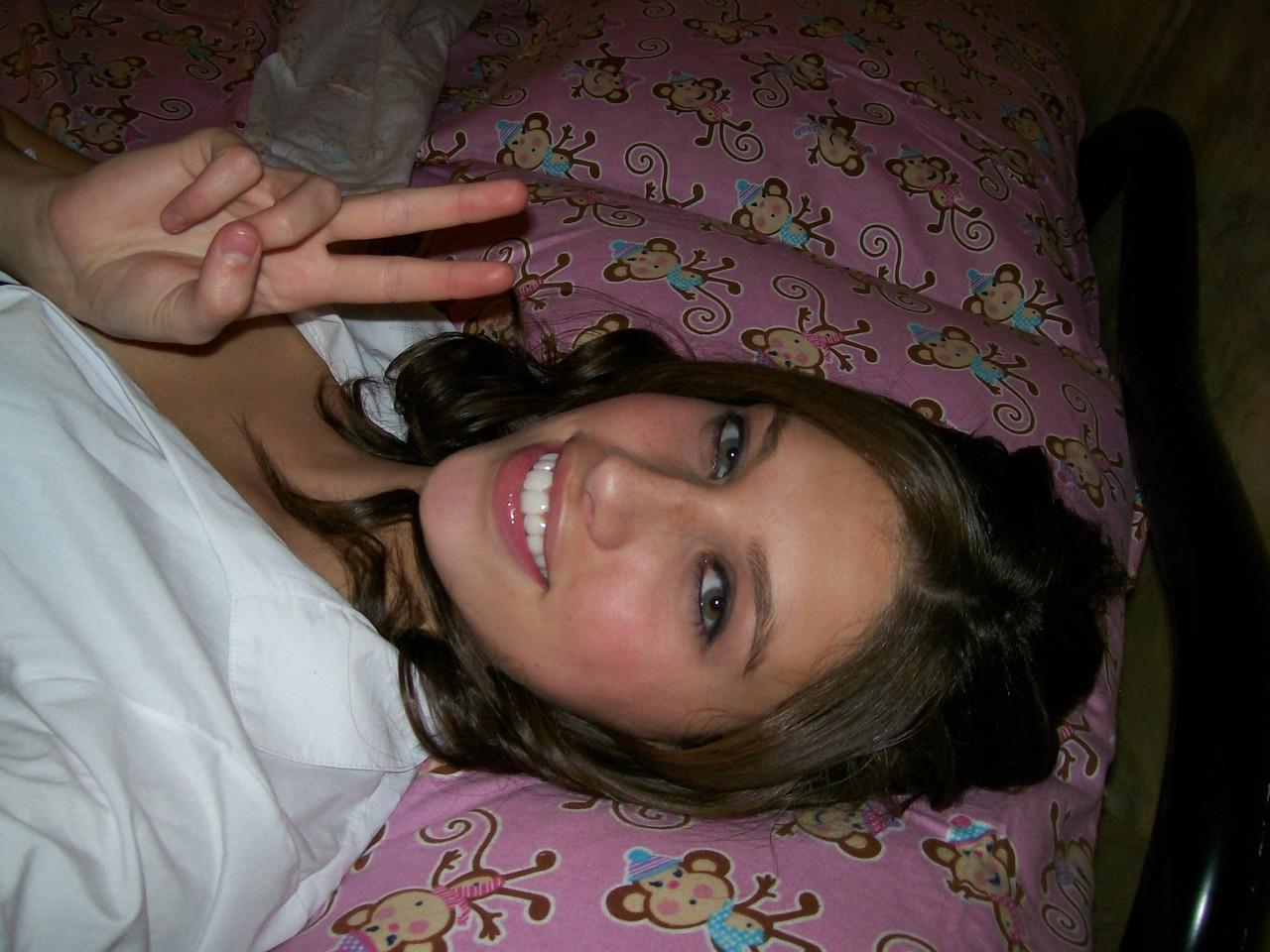20P A adolescente morena de tirar o fôlego Adrianna posando sozinha e tirando selfies