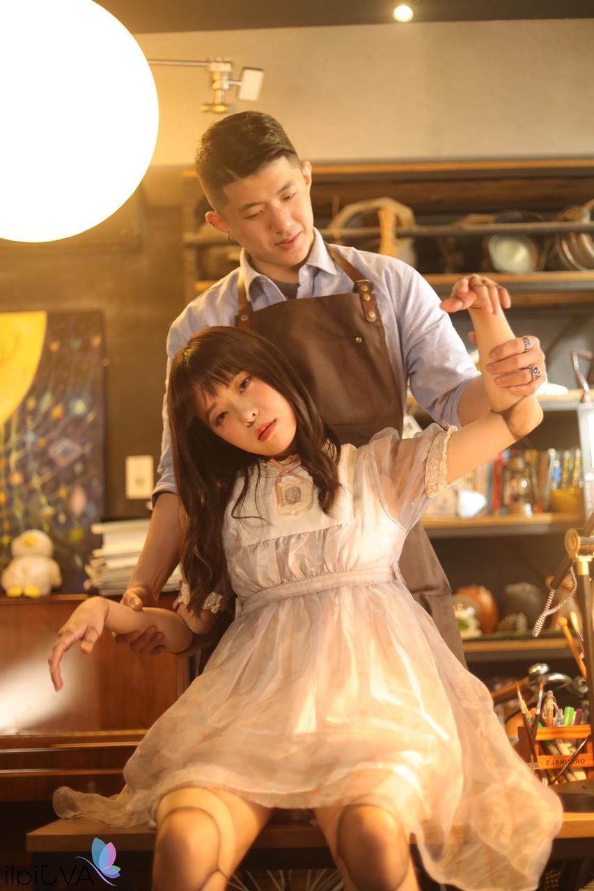 15P La adorable muñeca china Yuli tiene relaciones sexuales con un maestro artesano