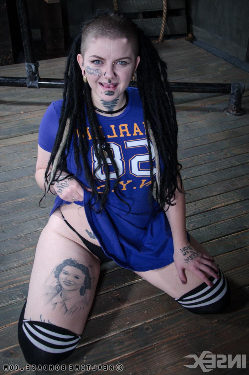 14P Das Punk-Girl Luna Lavey erträgt einen Hautriss, als sie von einem Deich mit dem Rohrstock verprügelt wird
