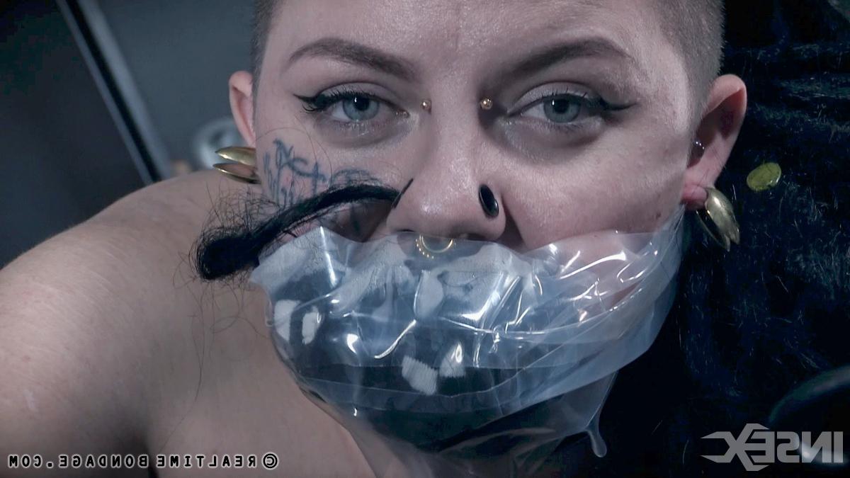 14P Das Punk-Girl Luna Lavey erträgt einen Hautriss, als sie von einem Deich mit dem Rohrstock verprügelt wird