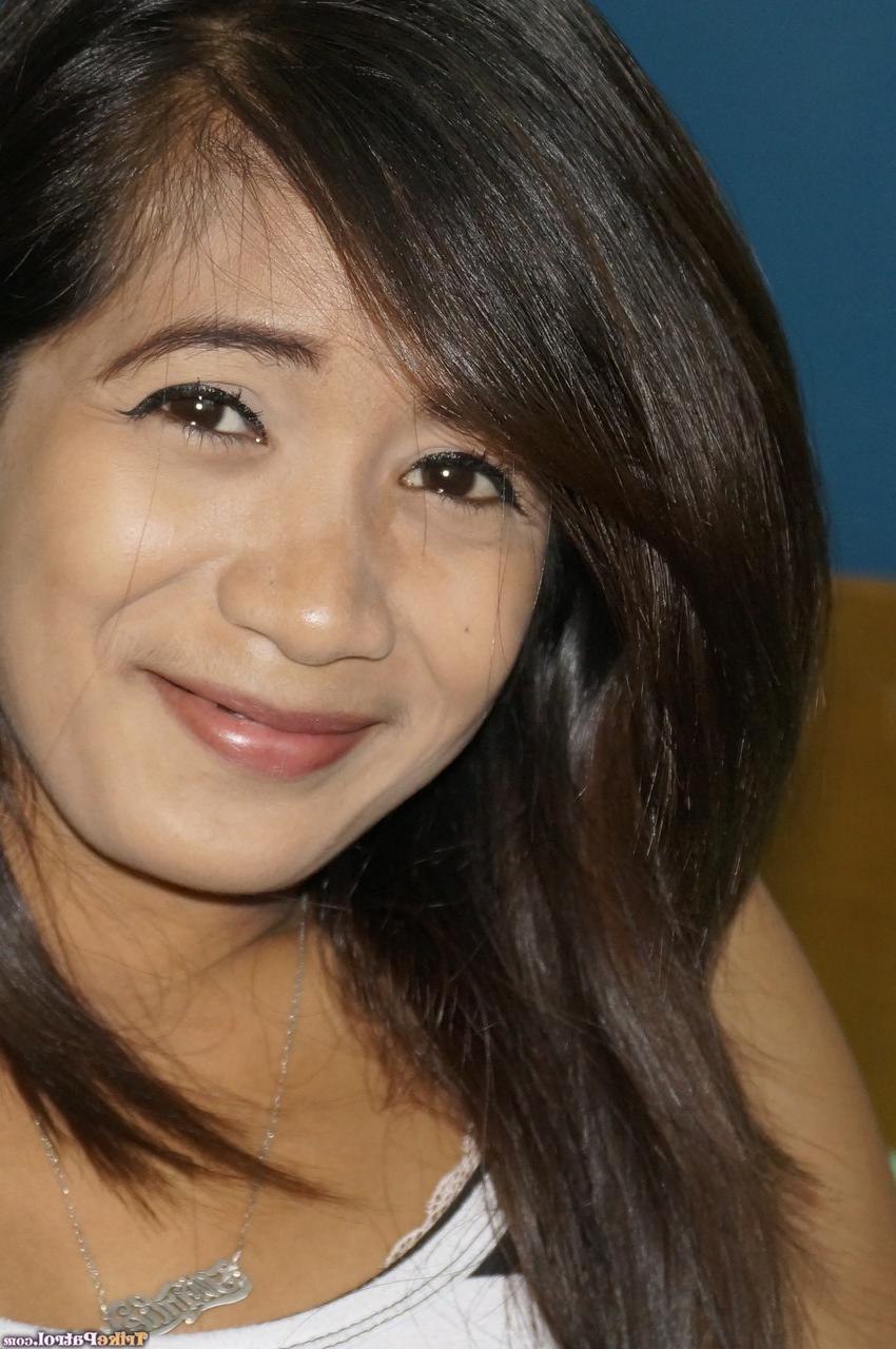 20P La beauté asiatique Holly Garcia se déshabille dans une chambre d'hôtel et fait un superbe BJ.
