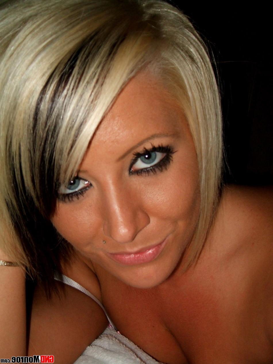 12P Chica rubia con ojos llamativos se toma fotos en lencería transparente