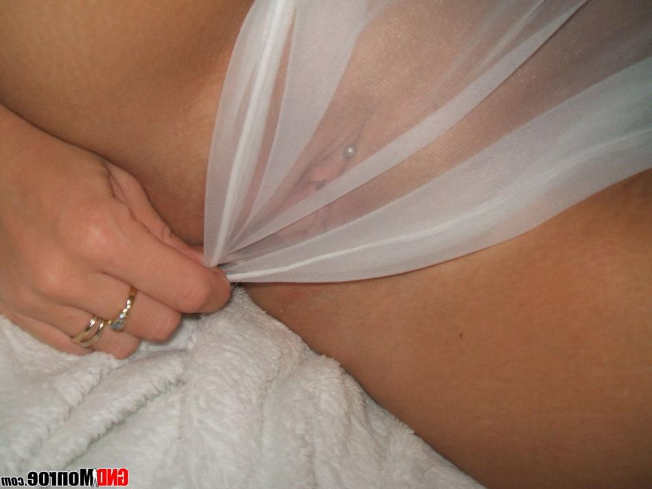 12P Chica rubia con ojos llamativos se toma fotos en lencería transparente