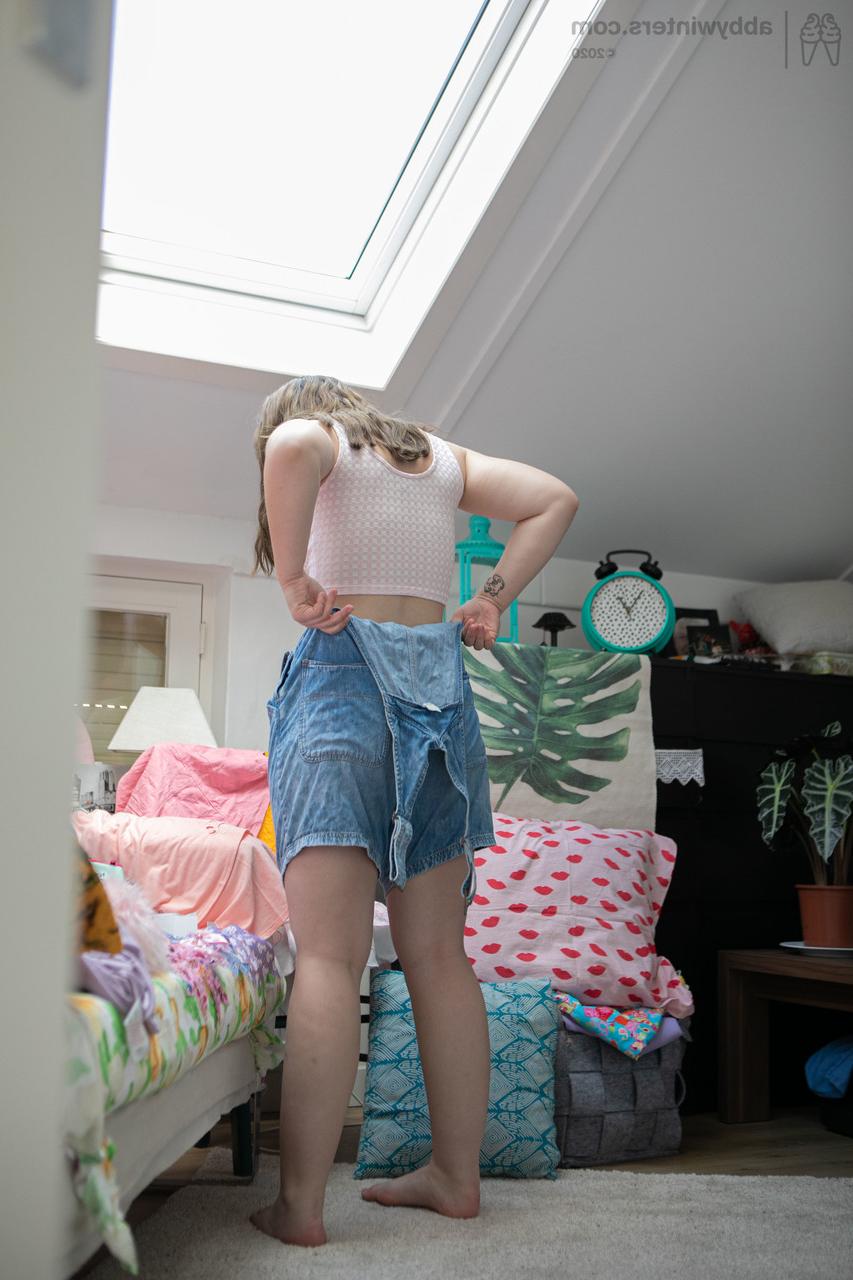 20P A adolescente Kelsy é espionada enquanto se veste com uma roupa jeans