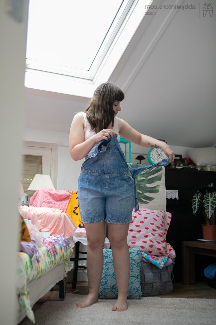 20P A adolescente Kelsy é espionada enquanto se veste com uma roupa jeans