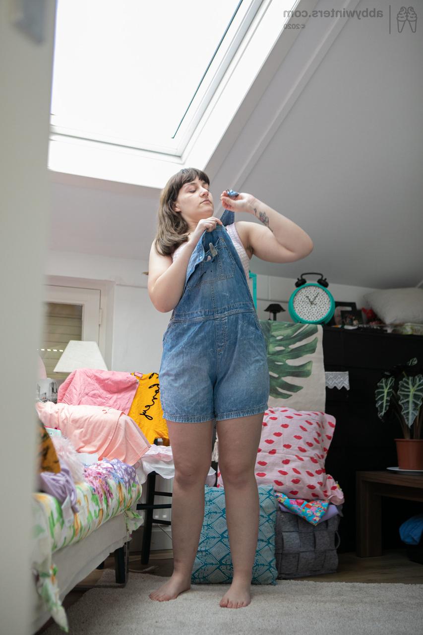 20P A adolescente Kelsy é espionada enquanto se veste com uma roupa jeans