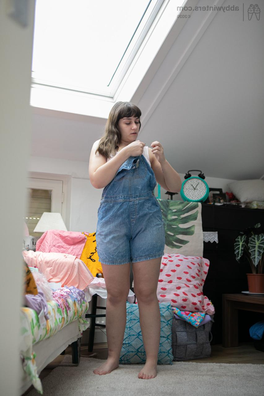 20P A adolescente Kelsy é espionada enquanto se veste com uma roupa jeans