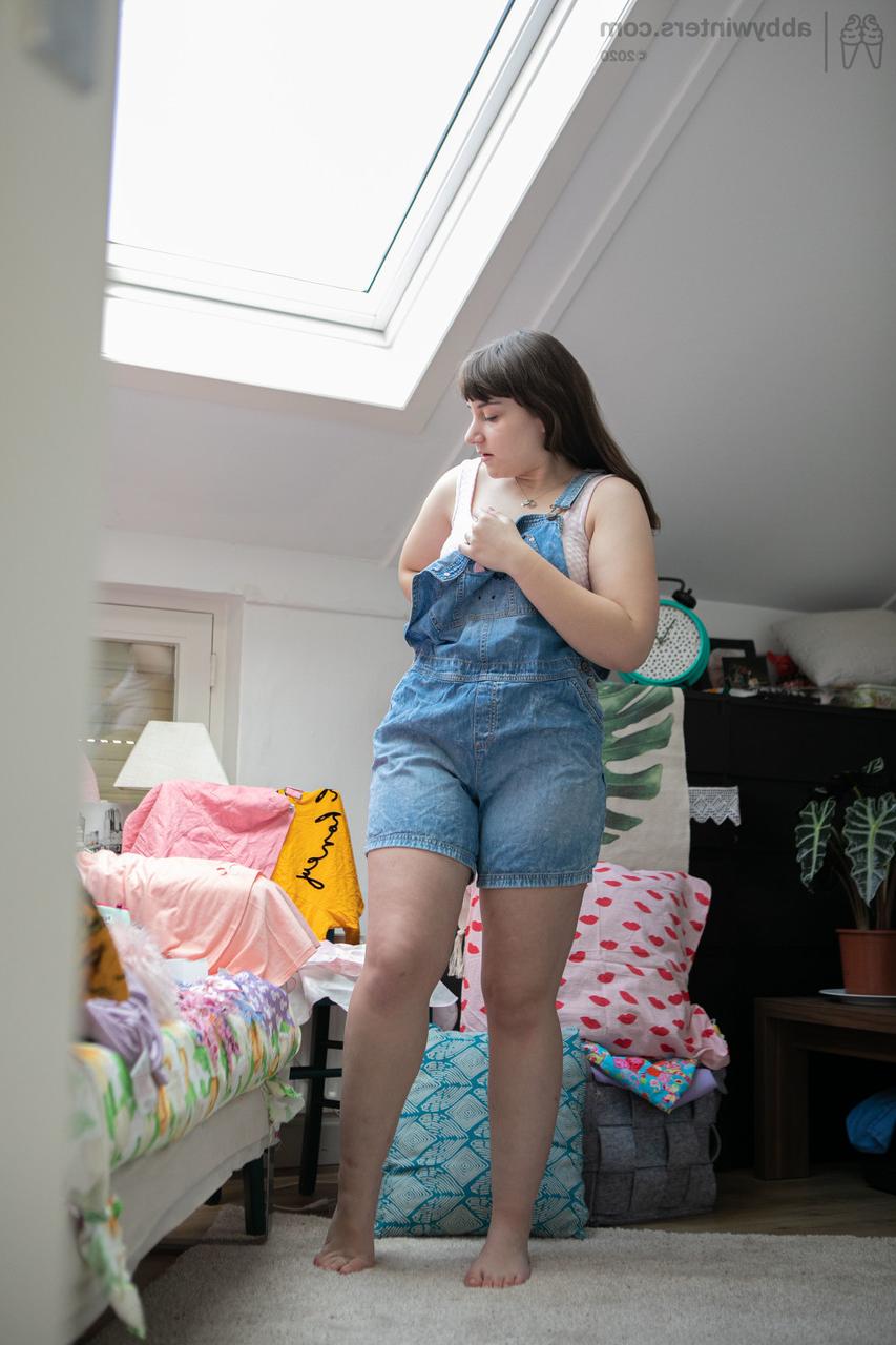 20P A adolescente Kelsy é espionada enquanto se veste com uma roupa jeans