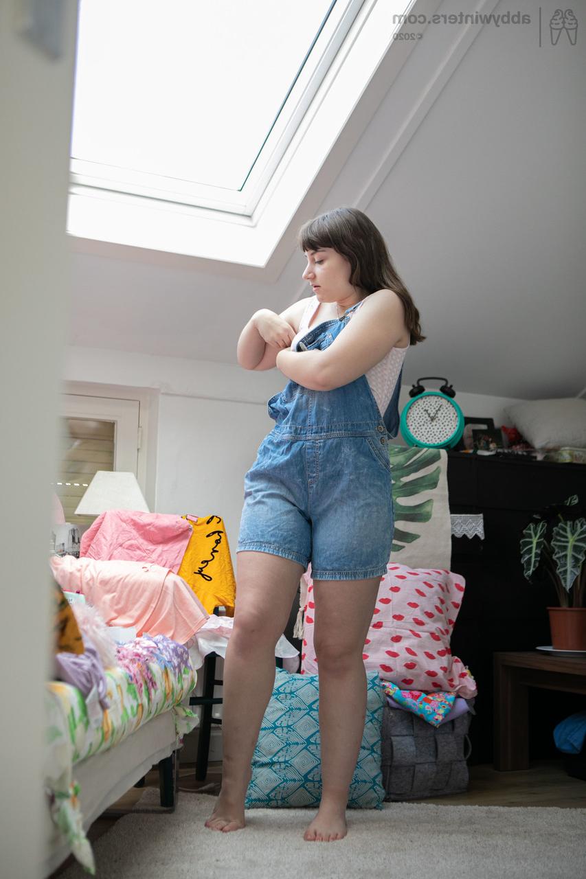 20P A adolescente Kelsy é espionada enquanto se veste com uma roupa jeans