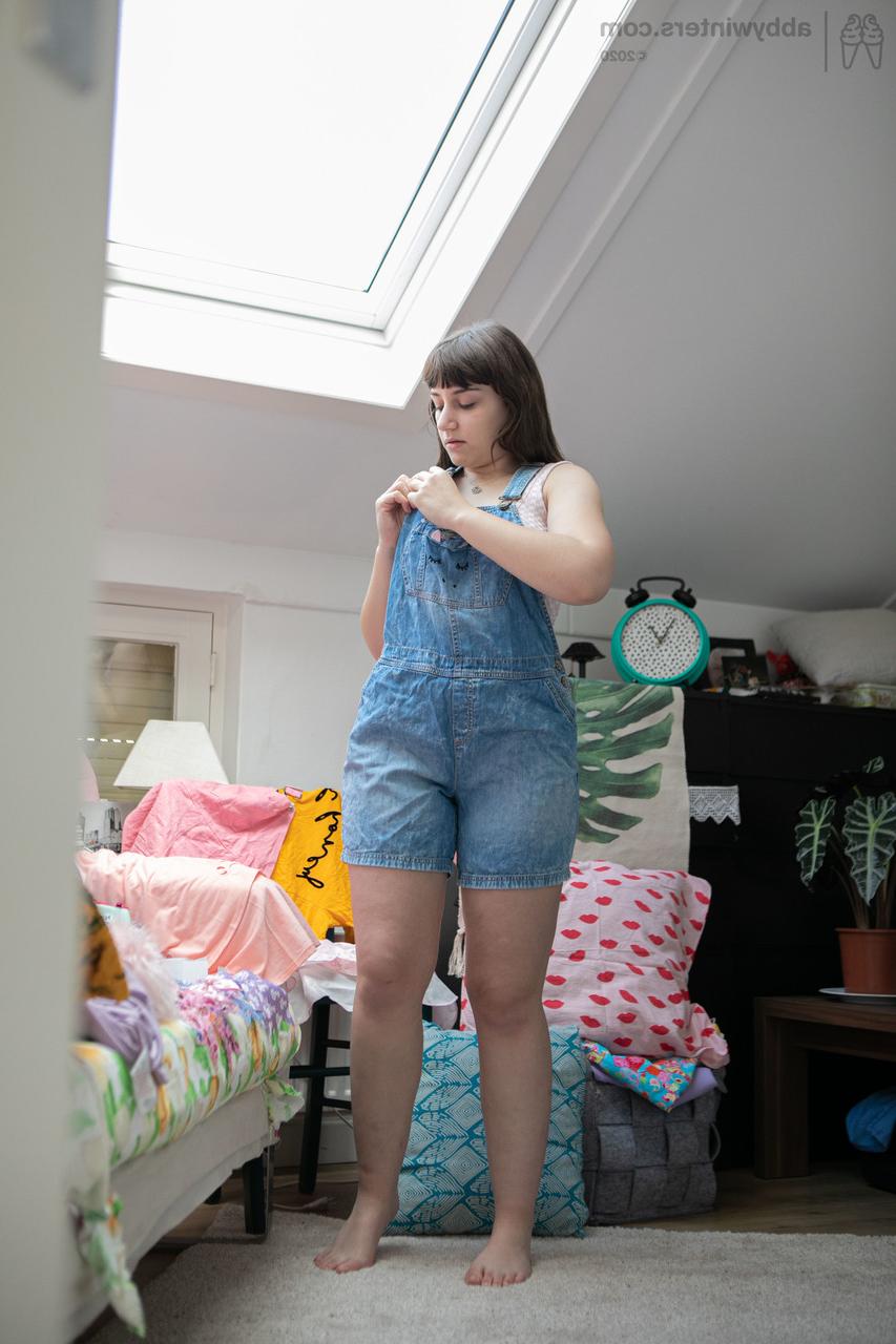 20P A adolescente Kelsy é espionada enquanto se veste com uma roupa jeans