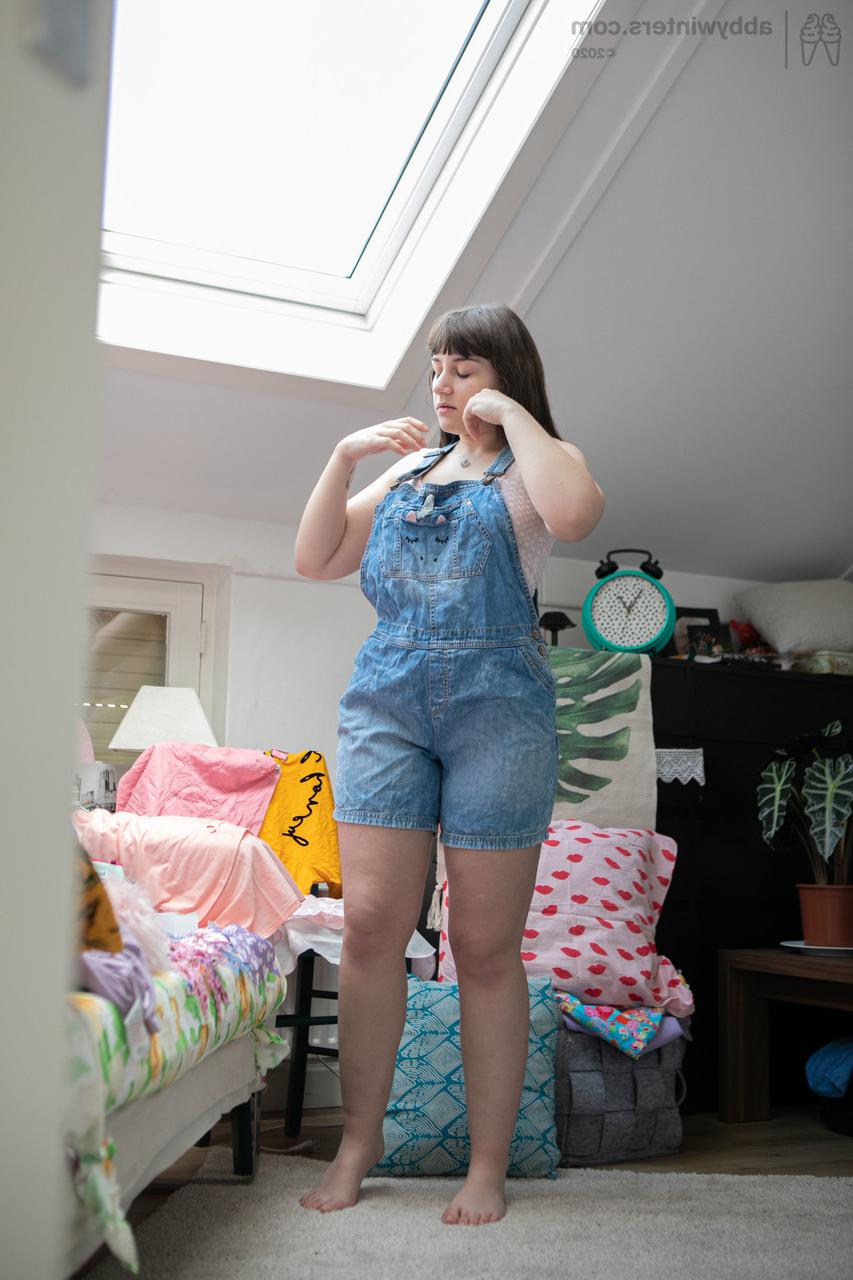 20P A adolescente Kelsy é espionada enquanto se veste com uma roupa jeans