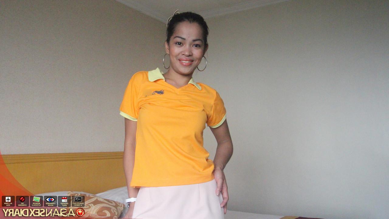 15P Die dünne asiatische Flugbegleiterin Airlady hat POV-Sex auf einem Bett mit einem Touristen