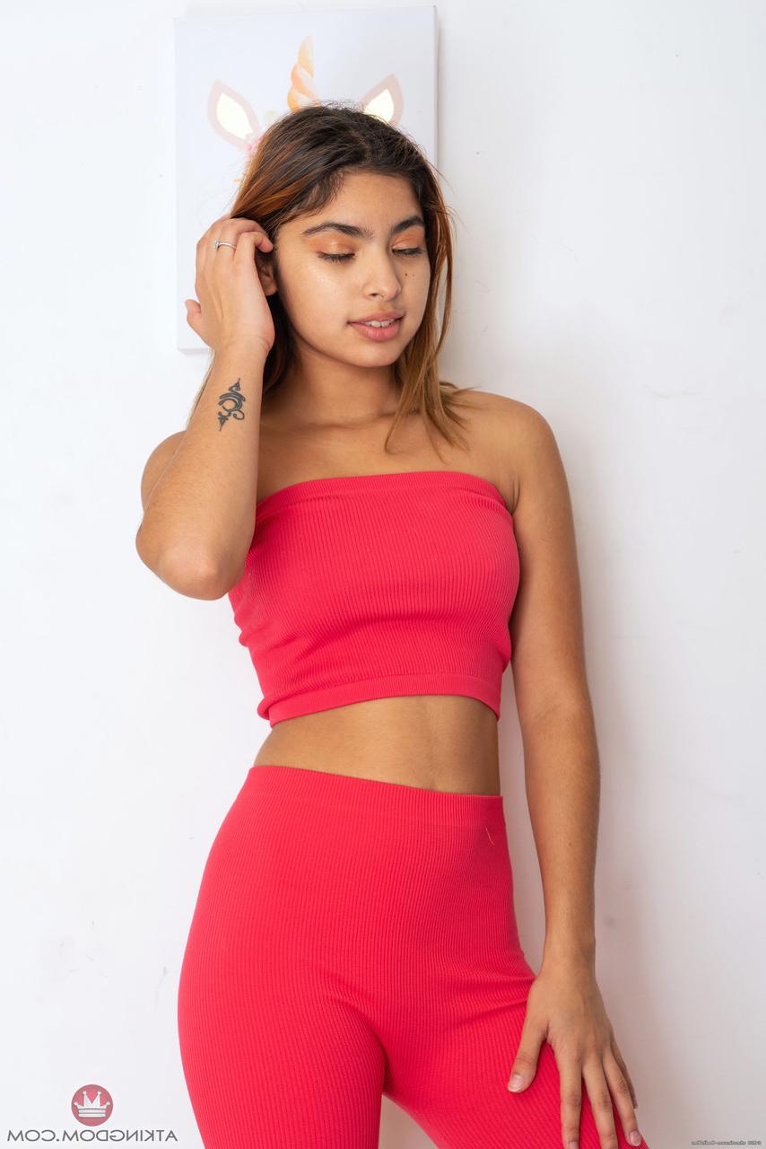 20P Adorável adolescente latina Hazel Heart de quatro abrindo suas grandes nádegas