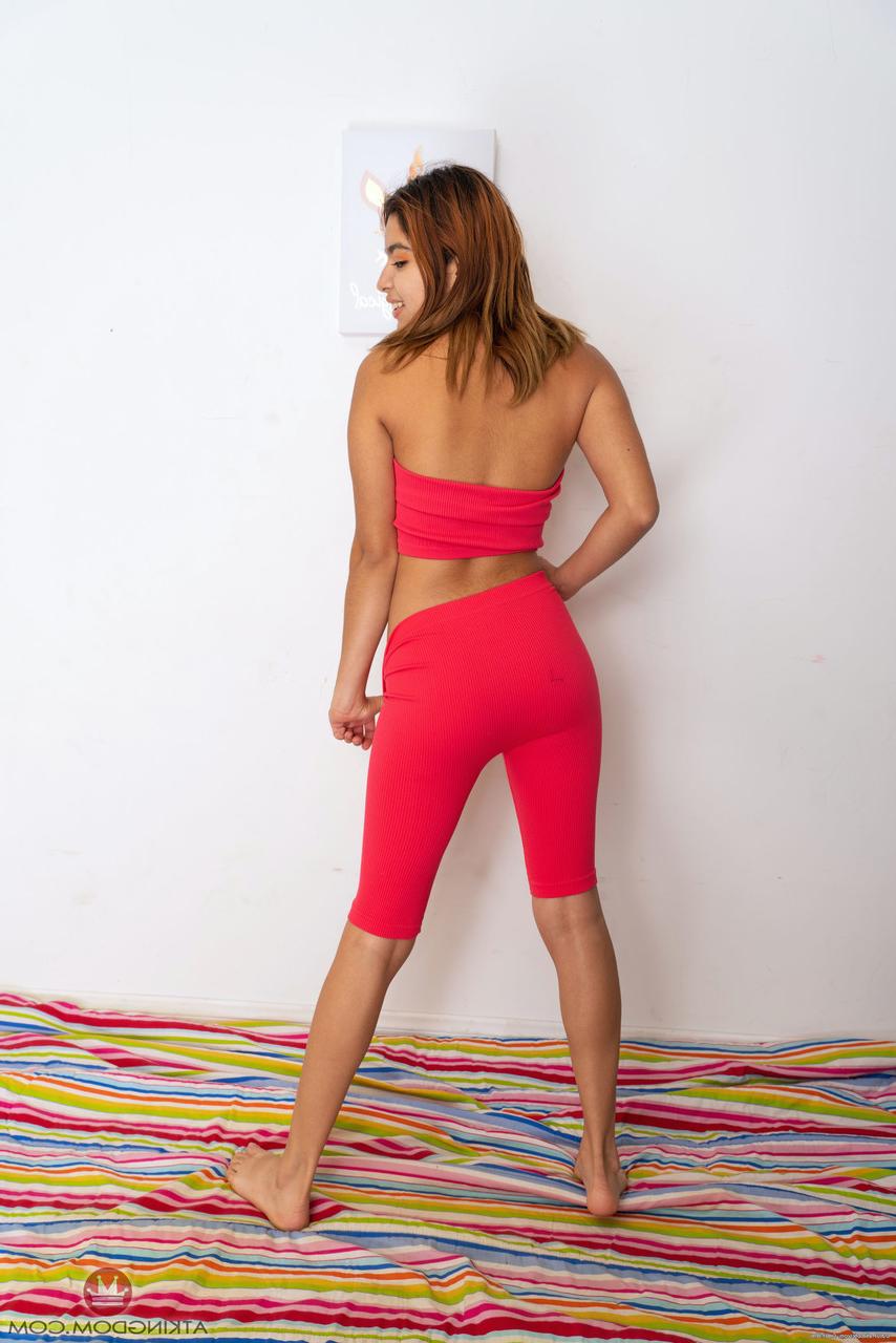 20P Adorável adolescente latina Hazel Heart de quatro abrindo suas grandes nádegas