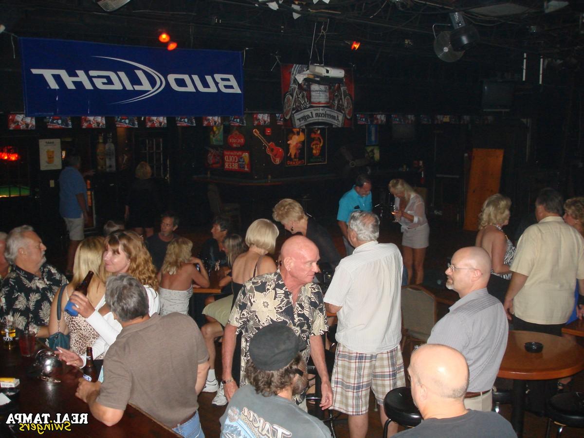 20P Swingerin Tracy Lick und ihre Freundinnen zeigen ihre großen Titten und haben Spaß in einem Club