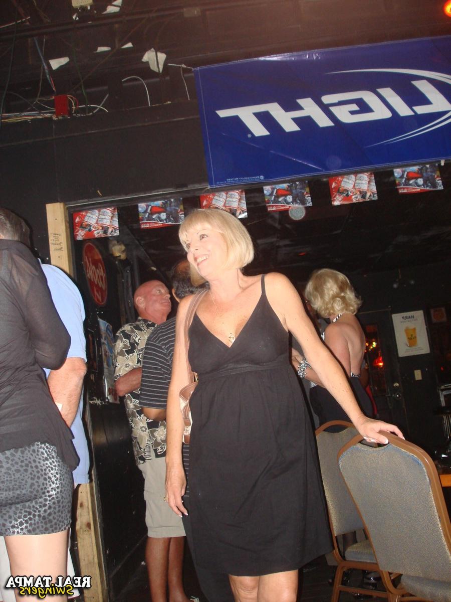 20P Swingerin Tracy Lick und ihre Freundinnen zeigen ihre großen Titten und haben Spaß in einem Club