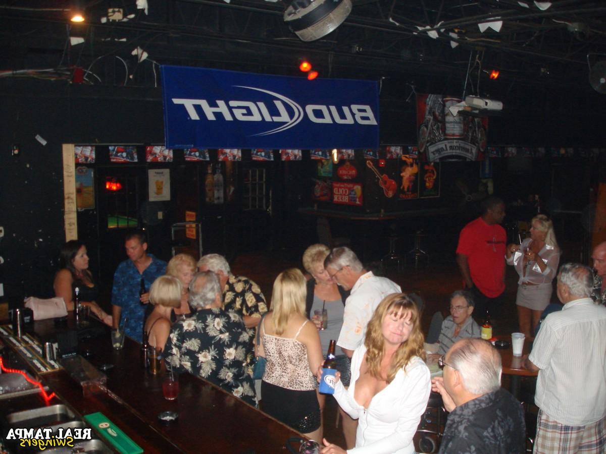 20P Swingerin Tracy Lick und ihre Freundinnen zeigen ihre großen Titten und haben Spaß in einem Club